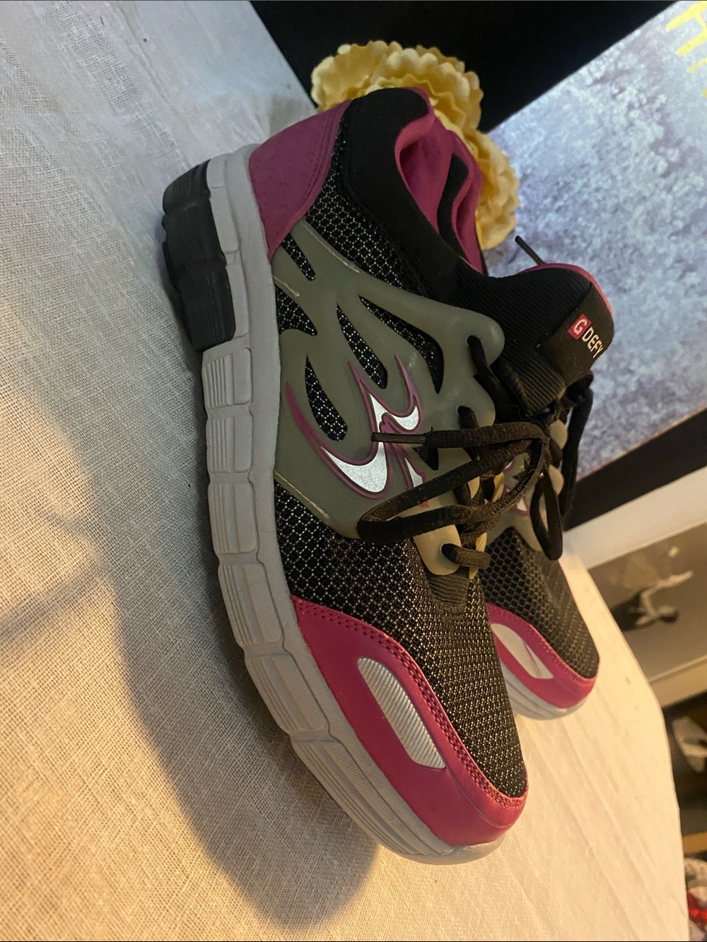 G Defy SZ 11 Black & Pink Gravity Defyer Athletic Sneakers - Lightweight Support